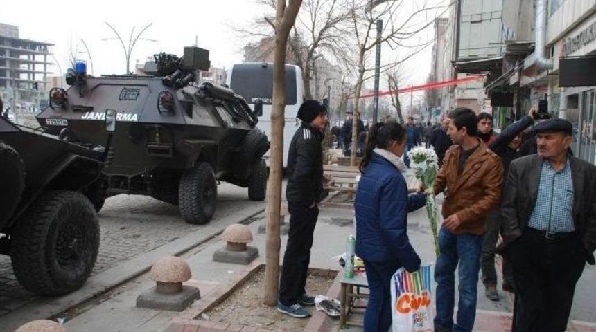 Sevgililer G&uuml;n&uuml;&rsquo;nde Panzerin Dibinde &Ccedil;i&ccedil;ek Sattı