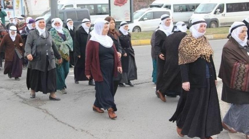 Diyarbakır&rsquo;da Kadınlar &lsquo;barış&rsquo; İ&ccedil;in Sessizce Y&uuml;r&uuml;d&uuml;