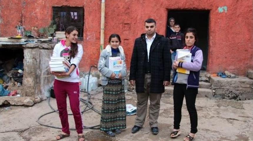 &Ccedil;atışmalarda Yanan Kitaplarına &Uuml;z&uuml;len Hacer&rsquo;e Yardım Eli Uzandı