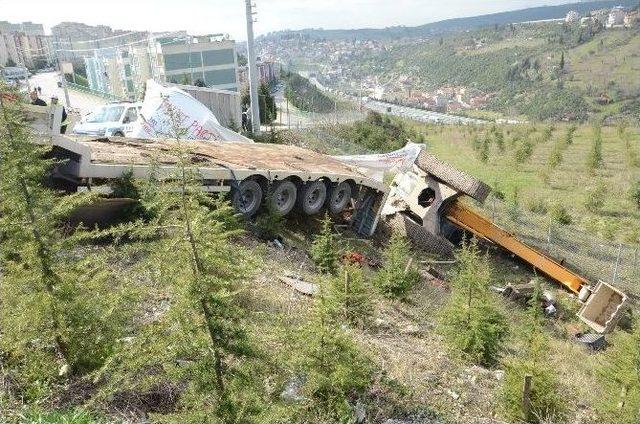 İş Makinası Yüklenen Tır Devrildi: 2 Yaralı