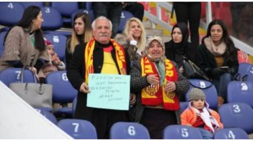 Yaşlı &Ccedil;ift, Ma&ccedil;ta Sevgililer G&uuml;n&uuml;n&uuml; Kutladı