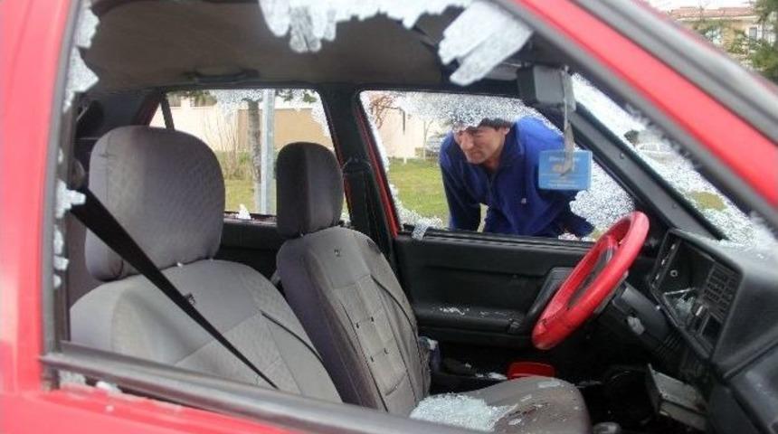Otomobilin B&uuml;t&uuml;n Camlarını Kırdılar