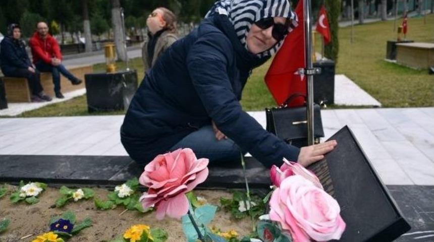 K&uuml;&ccedil;&uuml;k Selim, Maden Şehitliğine &rsquo;bayraklı Tarla&rsquo; Dedi