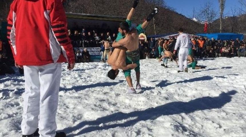 Kar &Uuml;st&uuml;nde G&uuml;reştiler