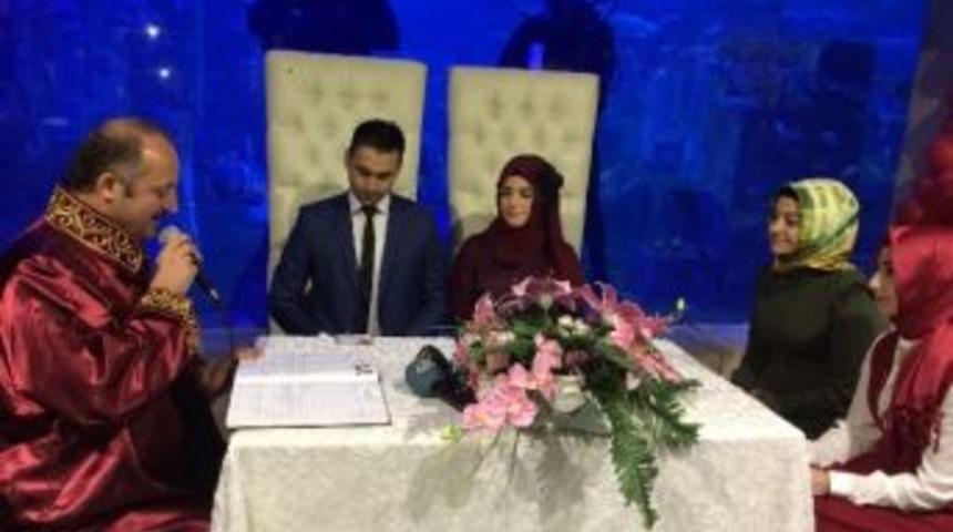 Sevgililer G&uuml;n&uuml;&rsquo;nde Akvaryumda Nikah