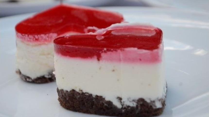 Huzurevi Sakinlerine Sevgililer G&uuml;n&uuml;&rsquo;nde Video Ve Pasta S&uuml;rprizi