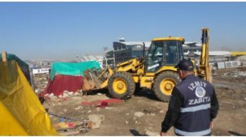 Zabıta Kent Estetiğini Bozan &Ccedil;adırları Kaldırdı