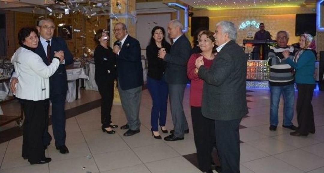 Yunusemre Belediyesi&rsquo;nden 30 Yıllık Evli &Ccedil;iftlere Jest