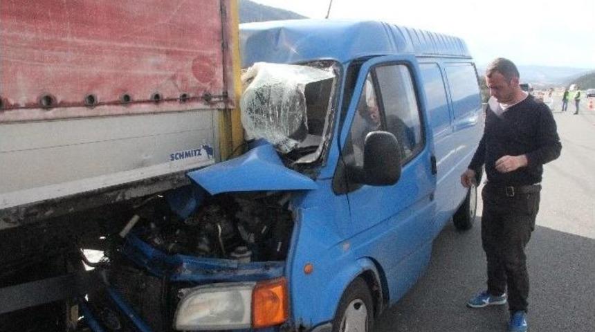 S&uuml;r&uuml;c&uuml; Uyuyunca Minib&uuml;s Tır&rsquo;ın Altına Girdi