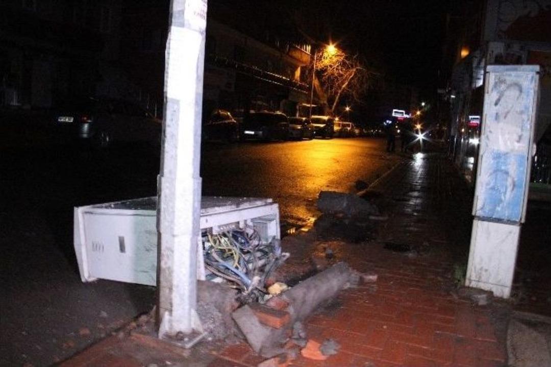 L&uuml;ks Otomobil Yoldan &Ccedil;ıkıp Elektrik Panolarını Devirdi