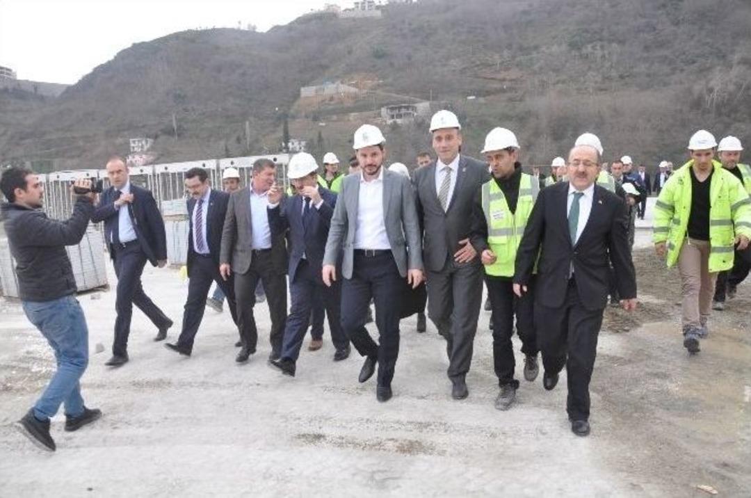 Bakan Albayrak Akyazı Stadı&rsquo;nda İncelemelerde Bulundu