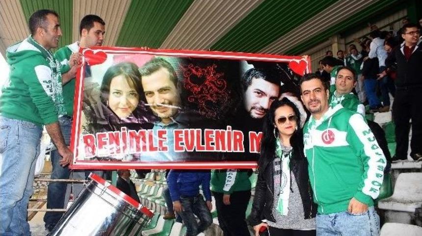 Trib&uuml;nde Evlenme Teklifi