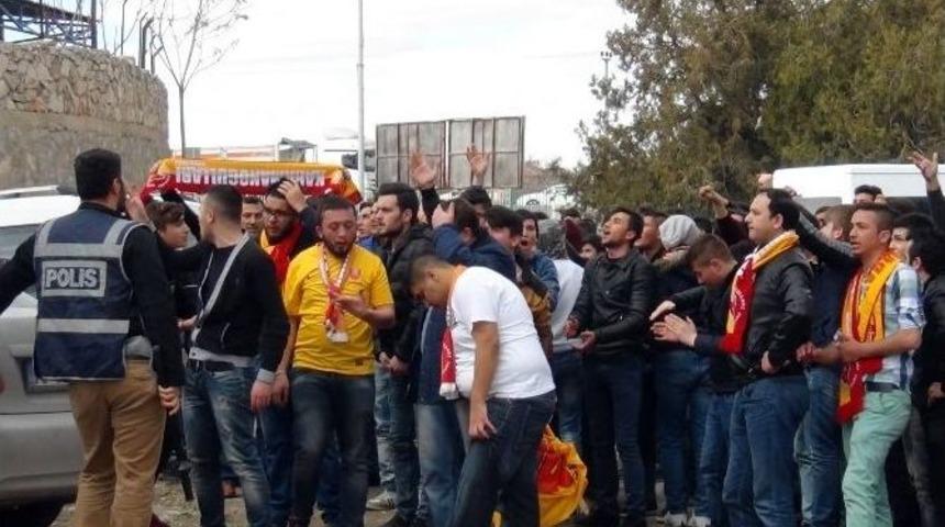 Amat&ouml;r K&uuml;me Ma&ccedil;ında Kavga &Ccedil;ıktı: İki Yaralı