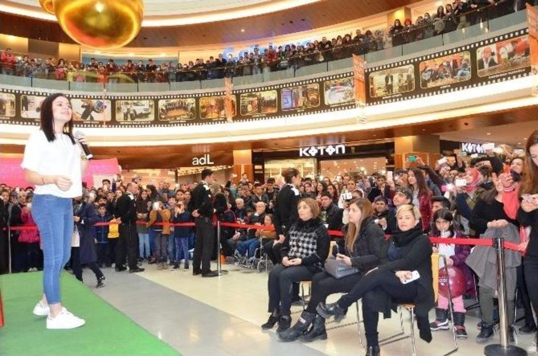 Sevilen Sanat&ccedil;ı Merve &Ouml;zbey, Hayranları İle Buluştu