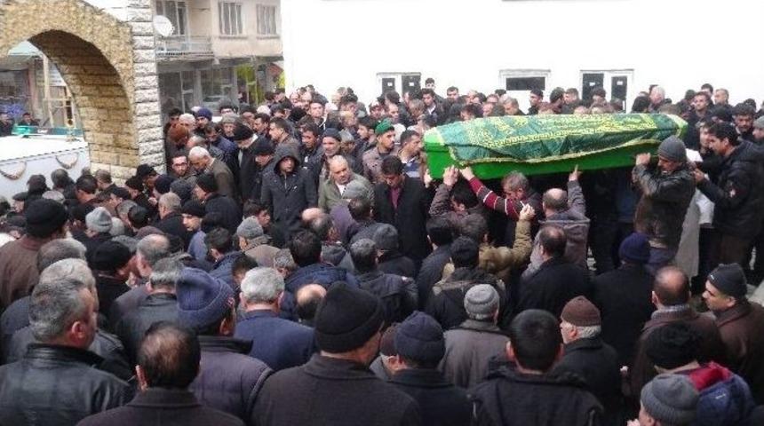 17 Yaşındaki Gen&ccedil; Bı&ccedil;aklanarak &Ouml;ld&uuml;r&uuml;ld&uuml;