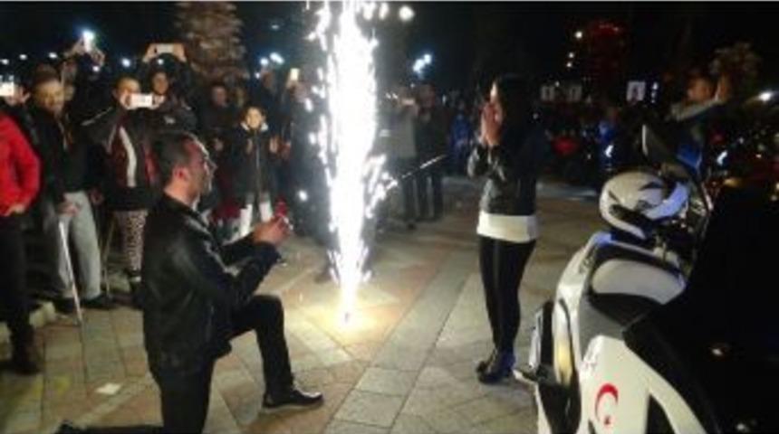 (&ouml;zel Haber) Motorcunun Evlilik Teklifi B&ouml;yle Olur