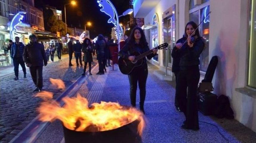 Fo&ccedil;a&rsquo;da Sevgililer G&uuml;n&uuml; Şarkılarla Kutlandı