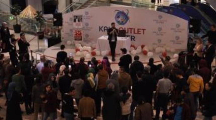 G&ouml;khan Tan İmza G&uuml;n&uuml;nde Hayranlarıyla Buluştu