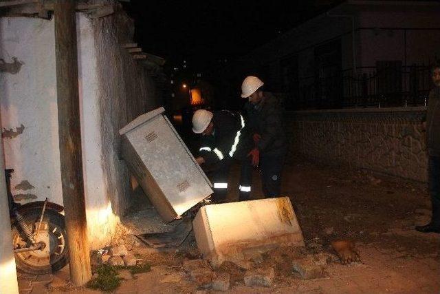 Trafik Kazası Mahalleyi Elektriksiz Bıraktı