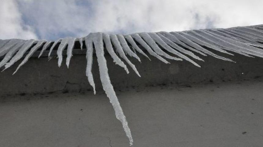 &Ccedil;atılarda 2 Metrelik Buz Sarkıtları Oluştu