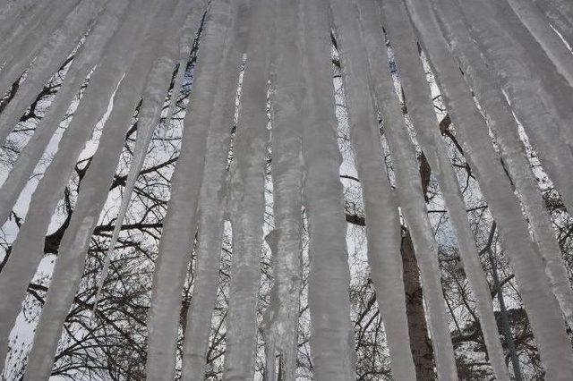 Çatılarda 2 Metrelik Buz Sarkıtları Oluştu