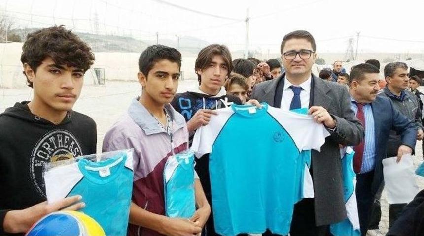 Suriyeli Gen&ccedil;lere Spor Malzemesi