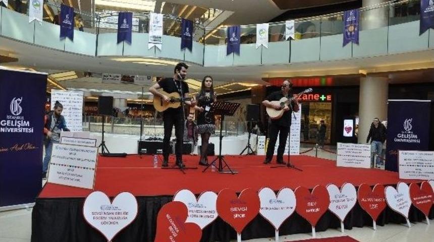 &Uuml;niversitelilerden Anlamlı Sevgililer G&uuml;n&uuml; Etkinliği