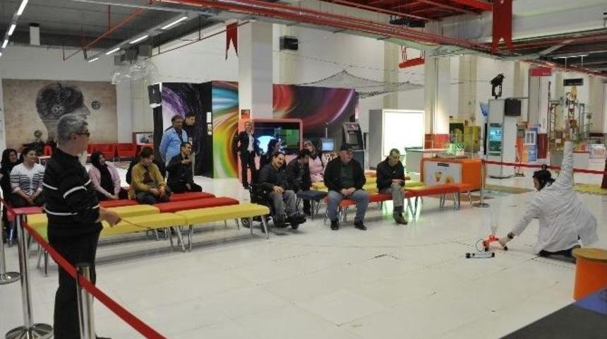 Engelli Gen&ccedil;lerin Bilim Teknoloji Keyfi