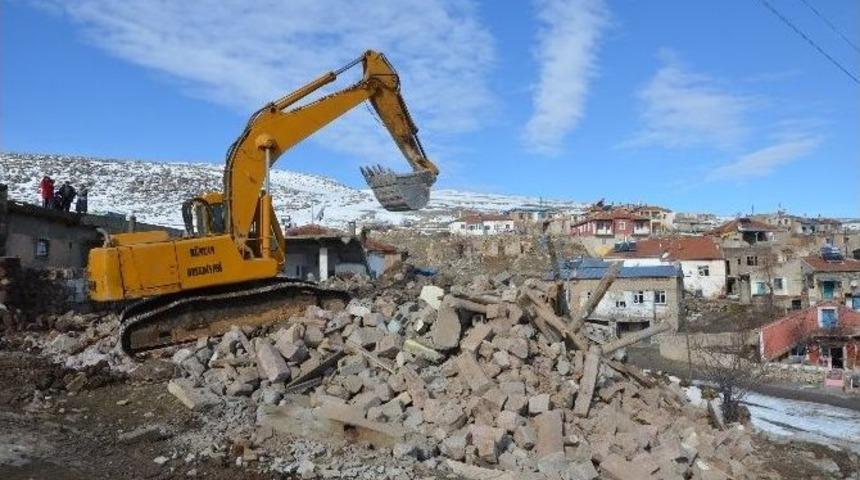 B&uuml;nyan Belediyesi B&uuml;t&uuml;n Metruk Binaları Yıkıyor