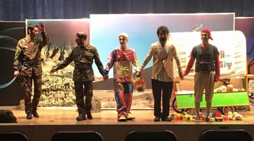 Savaş D&uuml;şlerimi &Ccedil;aldı Oyunu Sergilendi