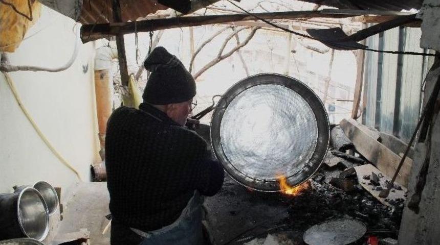 D&uuml;zi&ccedil;i&rsquo;nin Son Kalaycısı Mesleğini Yaşatmaya &Ccedil;alışıyor