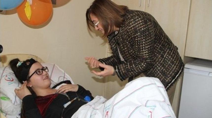 Fatma Şahin&rsquo;den Rendo Hastası Esra&rsquo;ya Doğum G&uuml;n&uuml; S&uuml;rprizi