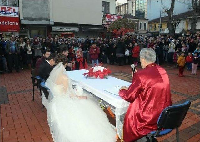 (özel Haber) Cadde Ortasında Nikah Kıydılar