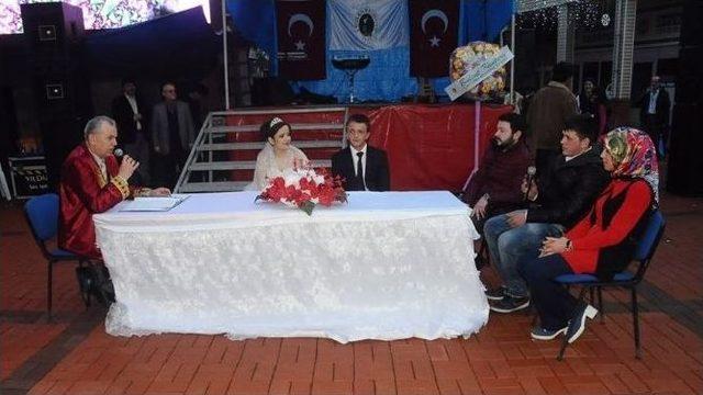 (özel Haber) Cadde Ortasında Nikah Kıydılar