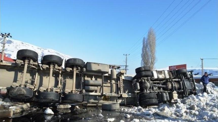 Bitlis&rsquo;te Buzlanma Nedeniyle Tır&rsquo;lar Devrildi