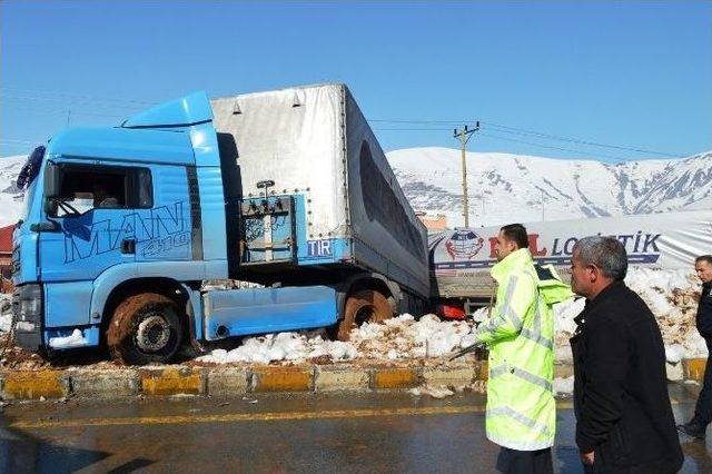 Bitlis’te Buzlanma Nedeniyle Tır’lar Devrildi