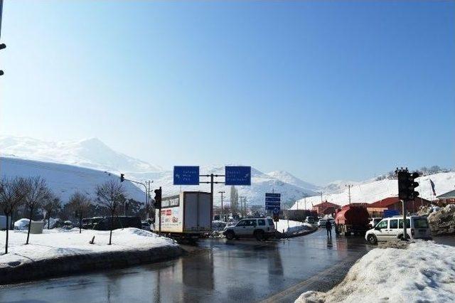 Bitlis’te Buzlanma Nedeniyle Tır’lar Devrildi