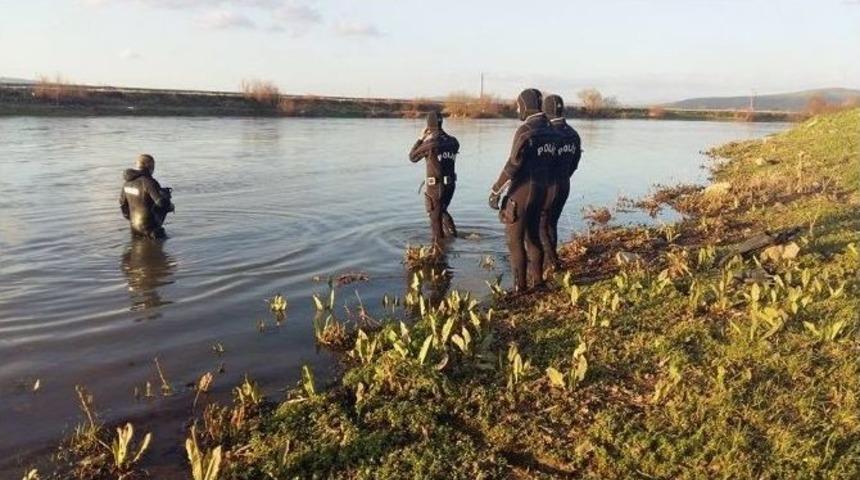 Saatlerdir Suda Ceset Arıyorlar