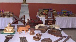 Kadınlar Dantellerini Tahtalara İşliyor