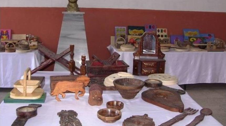 Kadınlar Dantellerini Tahtalara İşliyor