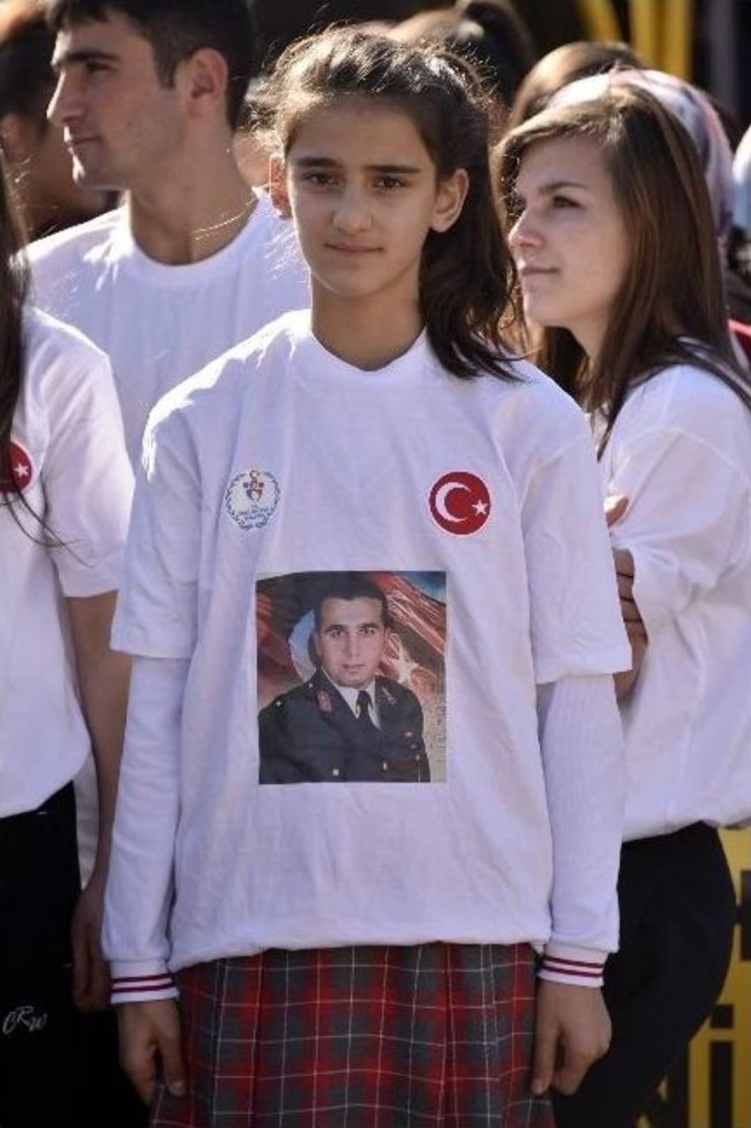 Şehit Teğmenin Resminin Bulunduğu Tiş&ouml;rtle Kurtuluş T&ouml;renine Katıldılar