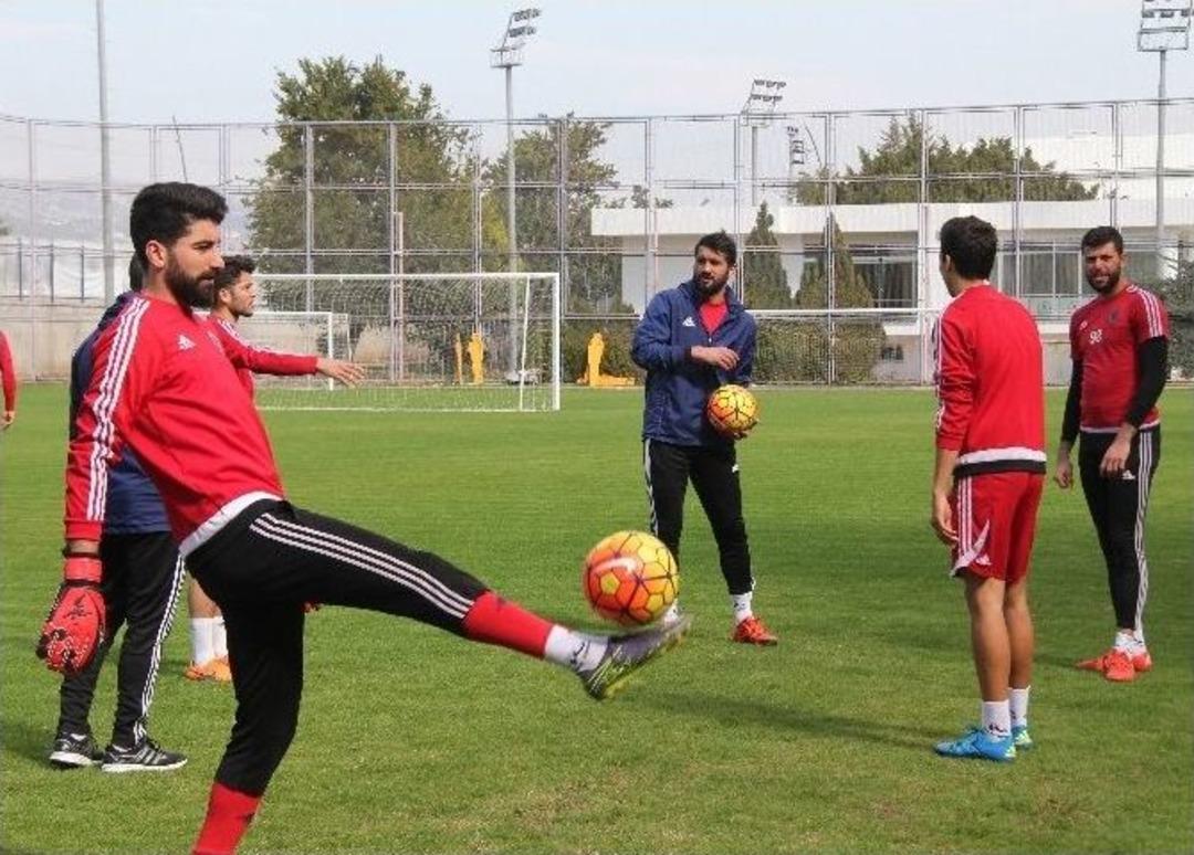 &Uuml;mit &Ouml;zat: "beşiktaş Ma&ccedil;ıyla &Ccedil;ıkışımızı S&uuml;rd&uuml;rmek İstiyoruz"