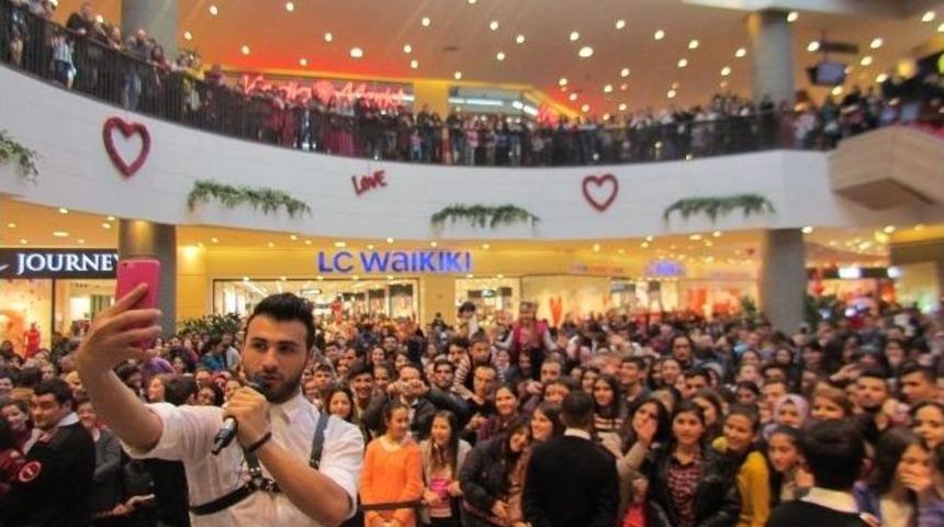 Emre Kaya&rsquo;ya İzmir&rsquo;de Sevgi Seli