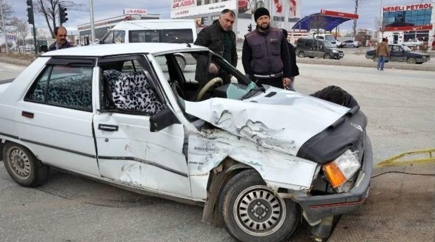 Yozgat&rsquo;ta Otomobil Trakt&ouml;re &Ccedil;arptı: 1 Yaralı
