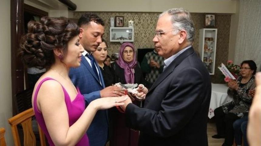 Başkan Bakıcı Sevgililer G&uuml;n&uuml;nde Gen&ccedil; &Ccedil;iftin Y&uuml;z&uuml;klerini Taktı