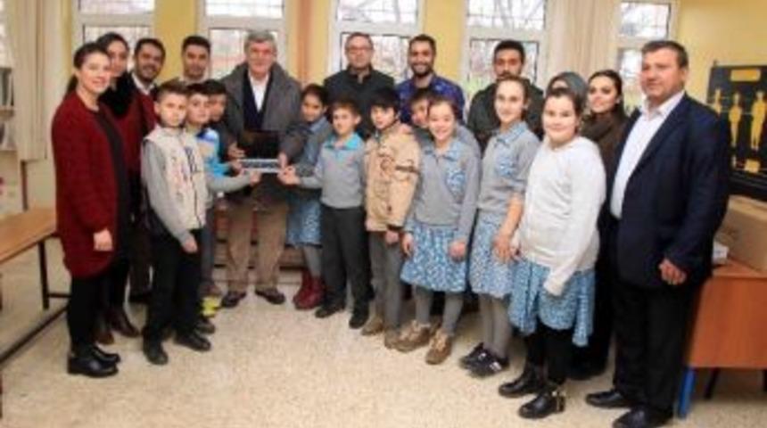 Başkan Karaosmanoğlu, Kandıra Da &Ouml;ğrencilere Tablet Dağıttı