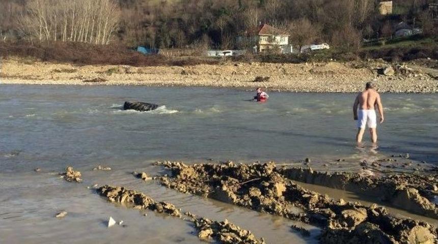 Suya G&ouml;m&uuml;len Trakt&ouml;r&uuml; Kurtarmak İ&ccedil;in Canlarını Hi&ccedil;e Saydılar