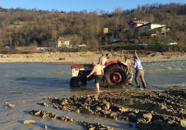 Suya Gömülen Traktörü Kurtarmak İçin Canlarını Hiçe Saydılar