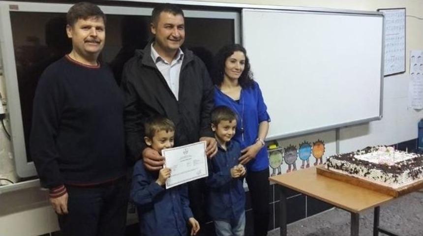 Babalar, &Ccedil;ocuklarının Elinden Sertifika Aldı