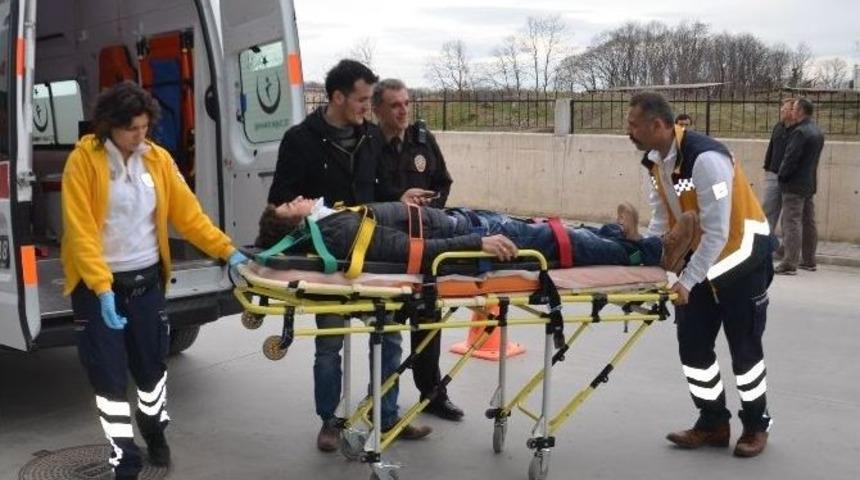 Kamyonet Motosiklete &Ccedil;arptı: 1 Yaralı